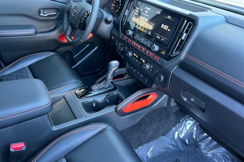 Nissan Frontier Vehicle Full-screen Gallery Image 15