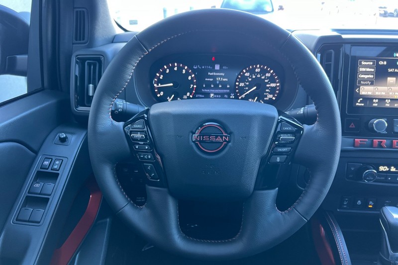 Nissan Frontier Vehicle Full-screen Gallery Image 23