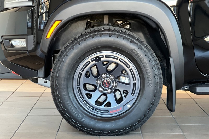 Nissan Frontier Vehicle Full-screen Gallery Image 26