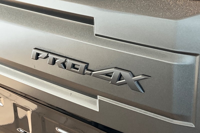 Nissan Frontier Vehicle Full-screen Gallery Image 27