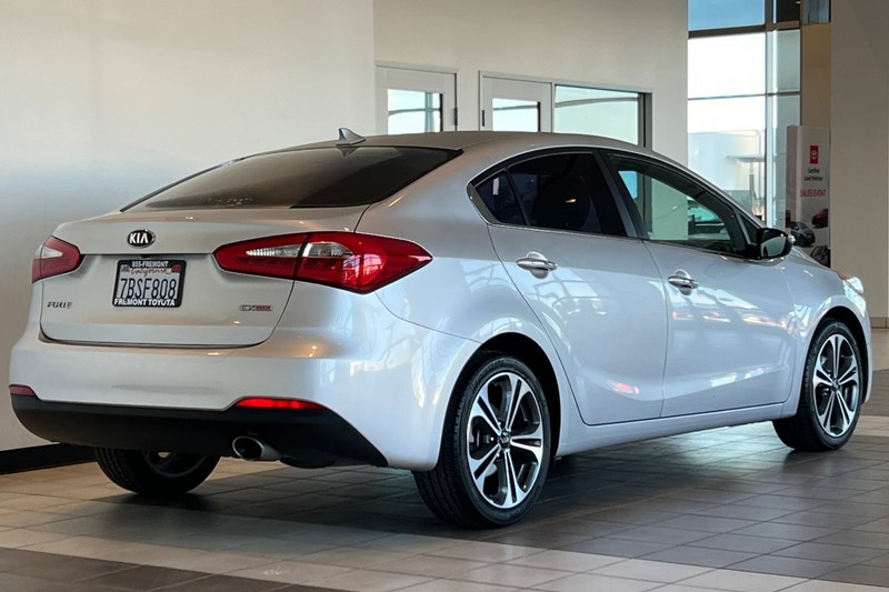 Kia Forte Vehicle Full-screen Gallery Image 04