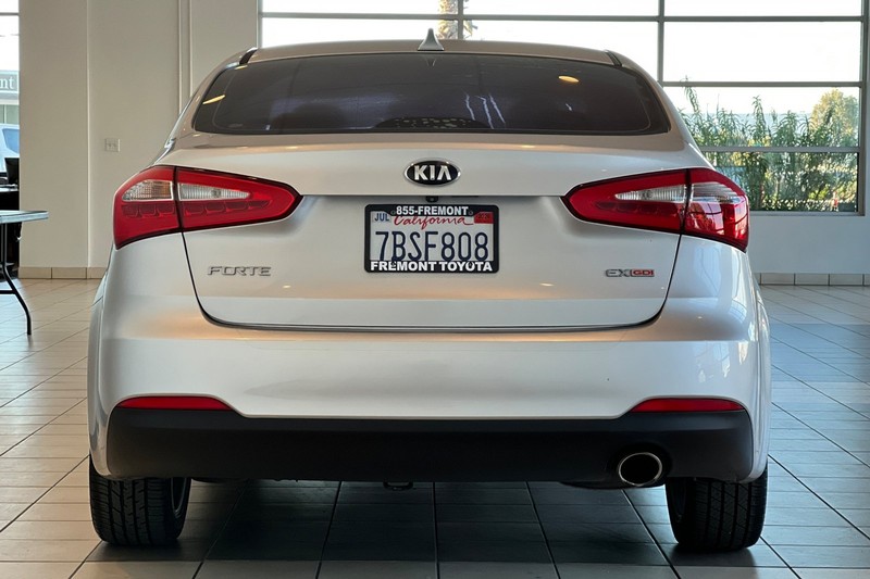 Kia Forte Vehicle Full-screen Gallery Image 05