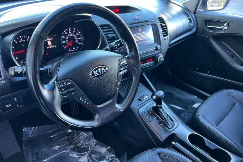 Kia Forte Vehicle Full-screen Gallery Image 10