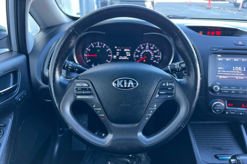 Kia Forte Vehicle Full-screen Gallery Image 23
