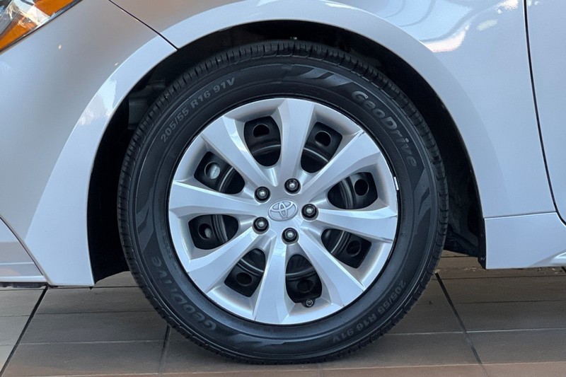 Toyota Corolla Vehicle Full-screen Gallery Image 24