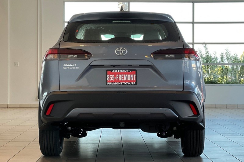 Toyota Corolla Cross Vehicle Full-screen Gallery Image 06