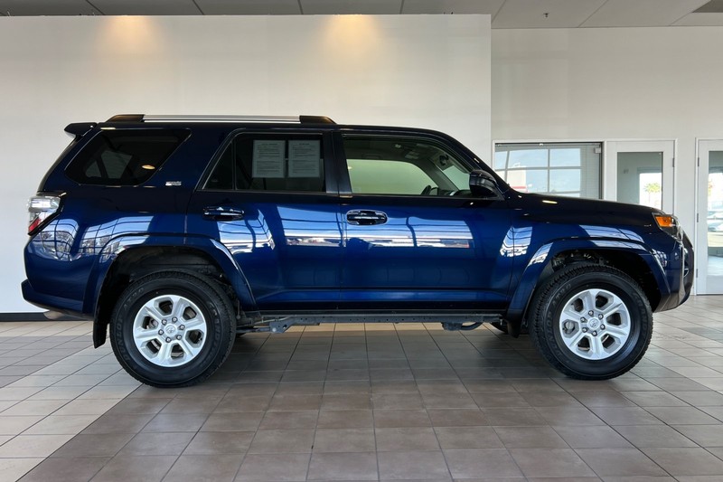 Toyota 4Runner Vehicle Full-screen Gallery Image 03