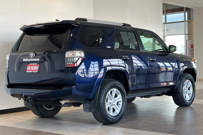 Toyota 4Runner Vehicle Full-screen Gallery Image 04