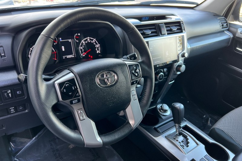 Toyota 4Runner Vehicle Full-screen Gallery Image 10