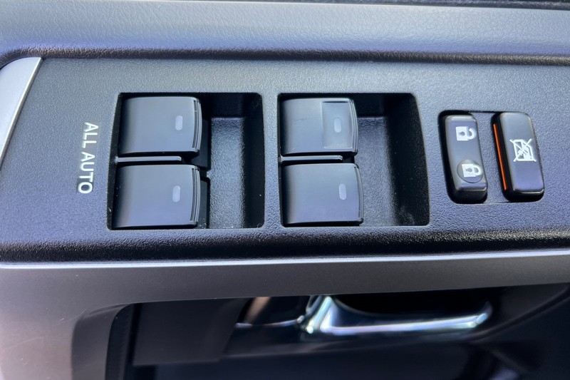 Toyota 4Runner Vehicle Full-screen Gallery Image 11