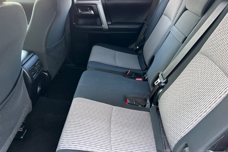 Toyota 4Runner Vehicle Full-screen Gallery Image 12