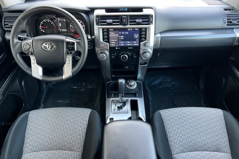 Toyota 4Runner Vehicle Full-screen Gallery Image 13