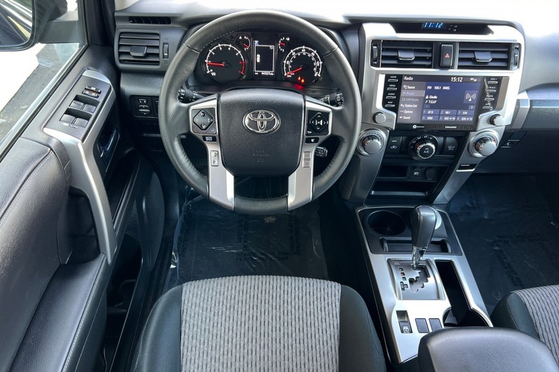 Toyota 4Runner Vehicle Full-screen Gallery Image 14
