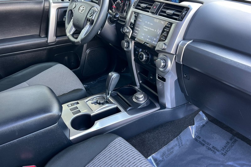 Toyota 4Runner Vehicle Full-screen Gallery Image 17