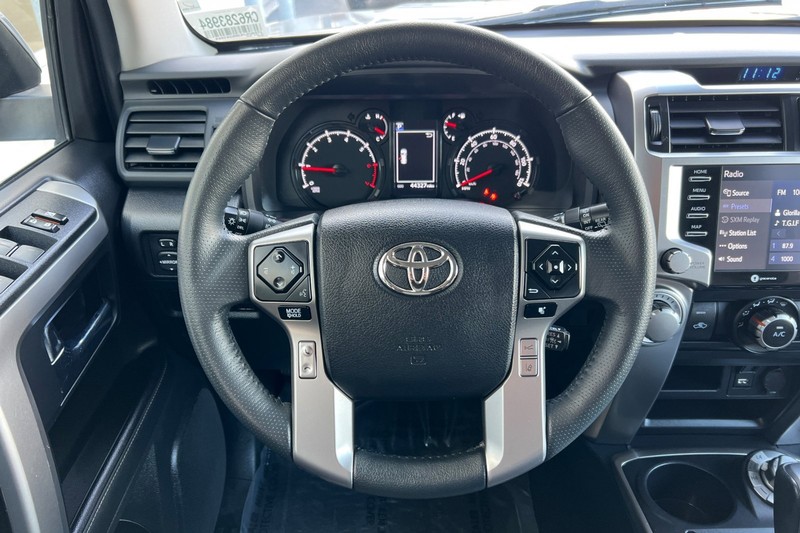 Toyota 4Runner Vehicle Full-screen Gallery Image 24