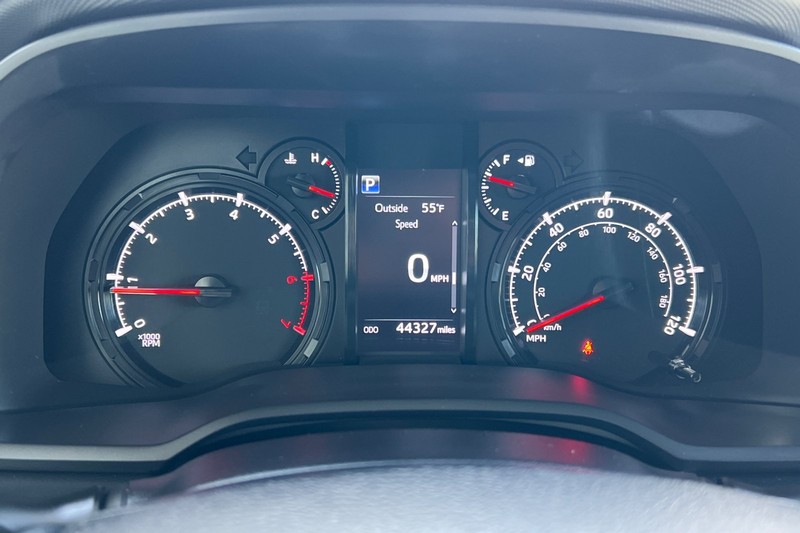 Toyota 4Runner Vehicle Full-screen Gallery Image 25