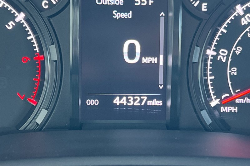 Toyota 4Runner Vehicle Full-screen Gallery Image 26