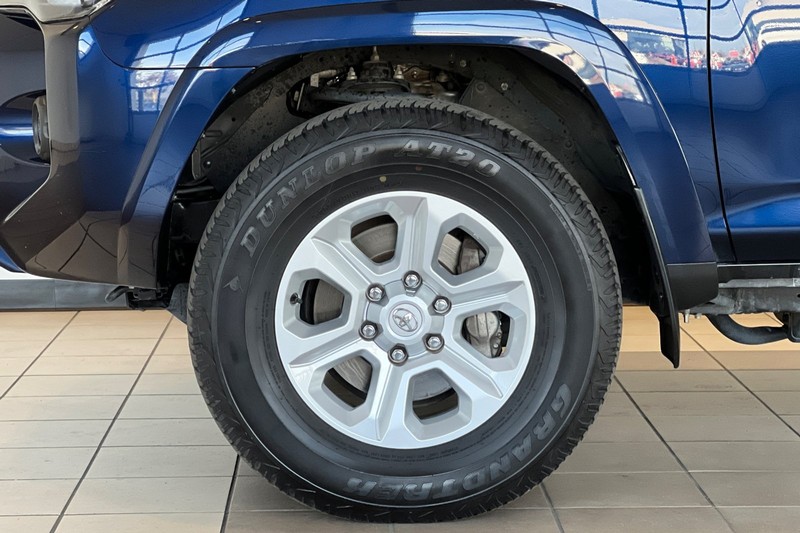 Toyota 4Runner Vehicle Full-screen Gallery Image 27