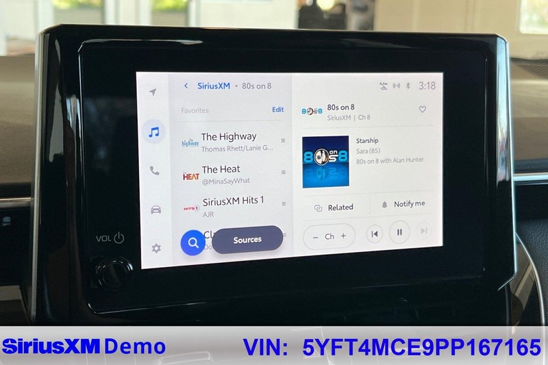 Toyota Corolla Vehicle Full-screen Gallery Image 27
