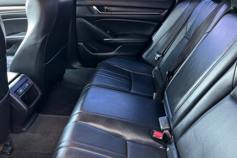 Honda Accord Sedan Vehicle Full-screen Gallery Image 12