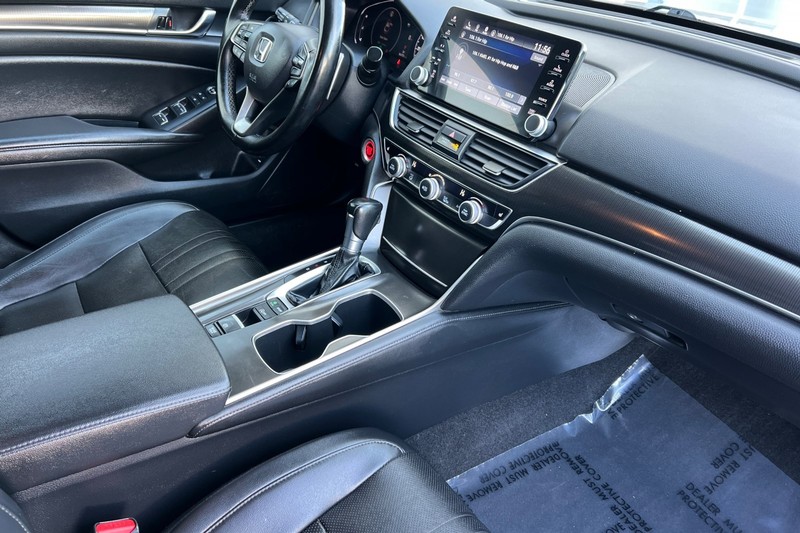 Honda Accord Sedan Vehicle Full-screen Gallery Image 15