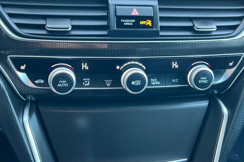 Honda Accord Sedan Vehicle Full-screen Gallery Image 19