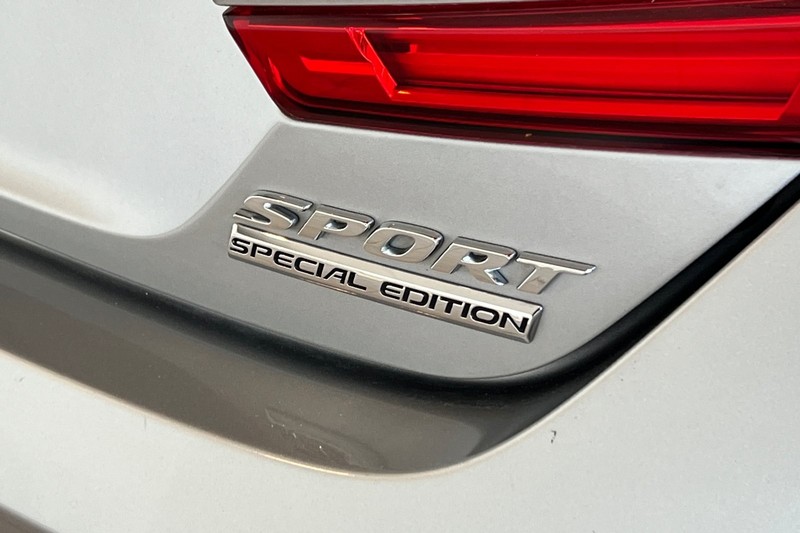 Honda Accord Sedan Vehicle Full-screen Gallery Image 26