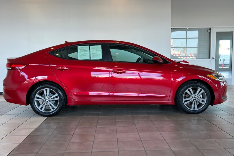 Hyundai Elantra Vehicle Full-screen Gallery Image 03