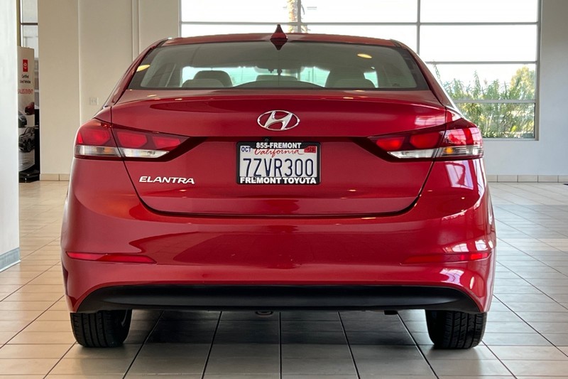 Hyundai Elantra Vehicle Full-screen Gallery Image 05