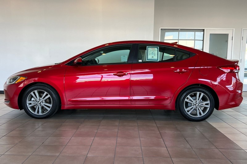 Hyundai Elantra Vehicle Full-screen Gallery Image 07