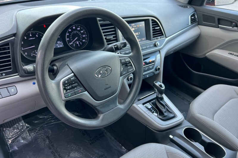 Hyundai Elantra Vehicle Full-screen Gallery Image 10