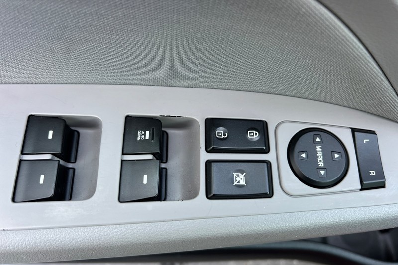 Hyundai Elantra Vehicle Full-screen Gallery Image 11