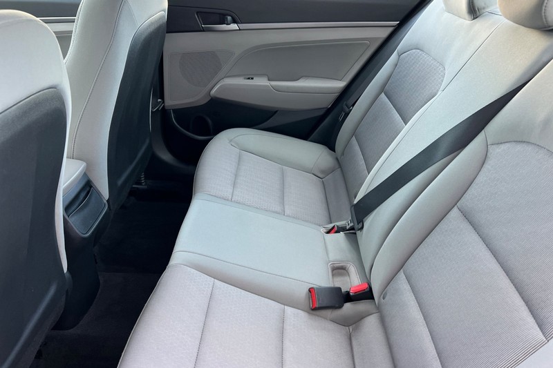 Hyundai Elantra Vehicle Full-screen Gallery Image 12