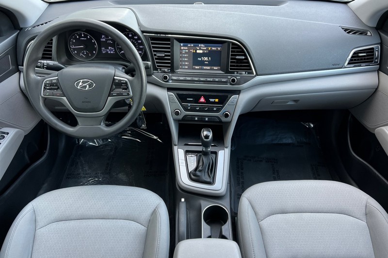 Hyundai Elantra Vehicle Full-screen Gallery Image 13