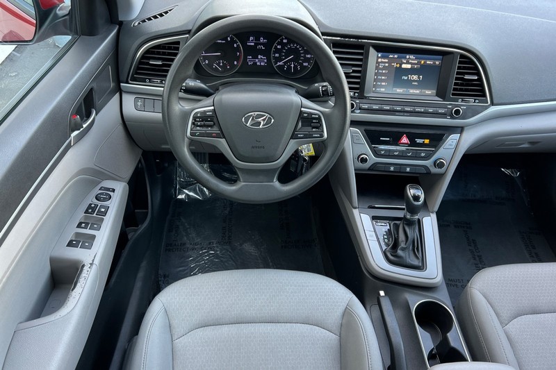 Hyundai Elantra Vehicle Full-screen Gallery Image 14