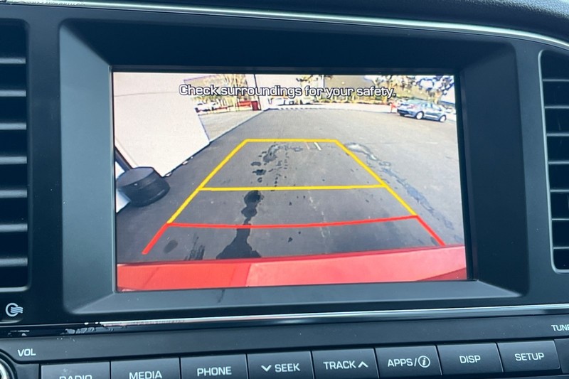 Hyundai Elantra Vehicle Full-screen Gallery Image 18