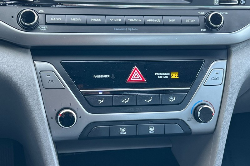 Hyundai Elantra Vehicle Full-screen Gallery Image 19