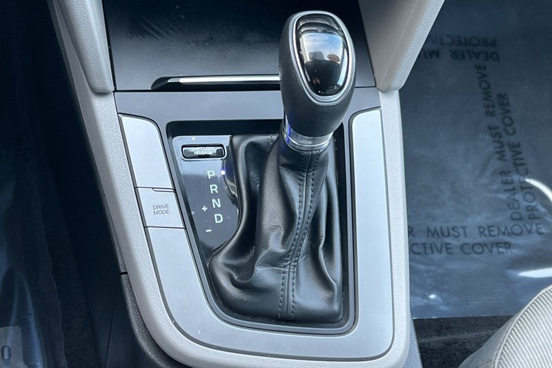 Hyundai Elantra Vehicle Full-screen Gallery Image 20