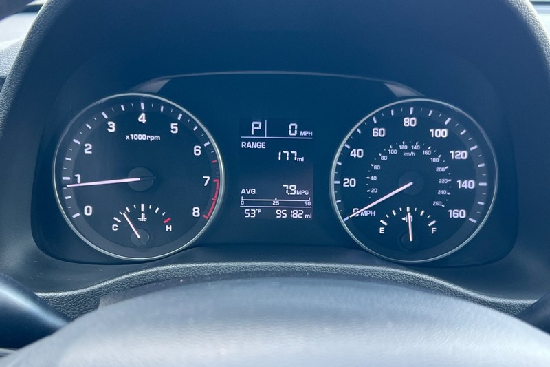 Hyundai Elantra Vehicle Full-screen Gallery Image 22