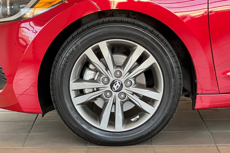 Hyundai Elantra Vehicle Full-screen Gallery Image 24