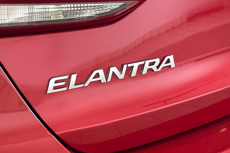 Hyundai Elantra Vehicle Full-screen Gallery Image 25