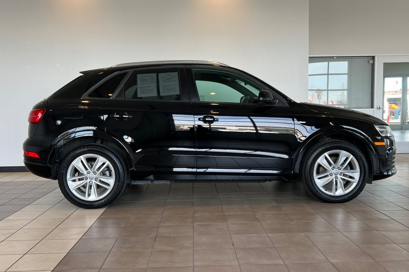 Audi Q3 Vehicle Full-screen Gallery Image 03