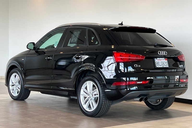 Audi Q3 Vehicle Full-screen Gallery Image 06