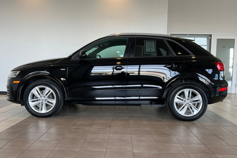 Audi Q3 Vehicle Full-screen Gallery Image 07