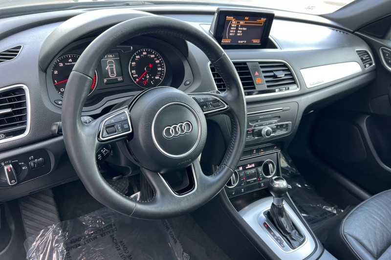 Audi Q3 Vehicle Full-screen Gallery Image 10