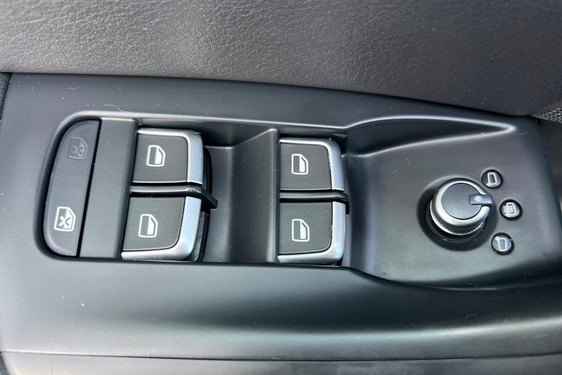 Audi Q3 Vehicle Full-screen Gallery Image 11