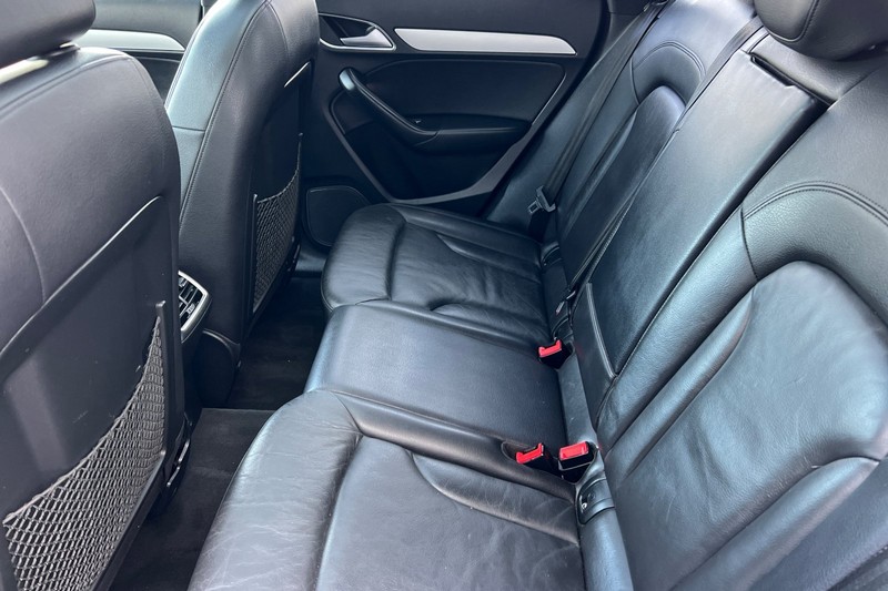 Audi Q3 Vehicle Full-screen Gallery Image 12