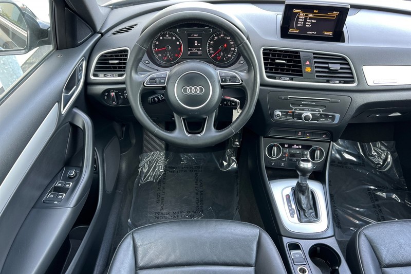 Audi Q3 Vehicle Full-screen Gallery Image 14