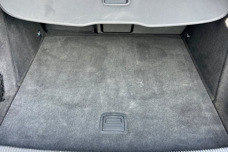 Audi Q3 Vehicle Full-screen Gallery Image 15