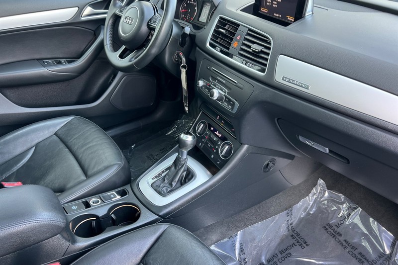 Audi Q3 Vehicle Full-screen Gallery Image 16